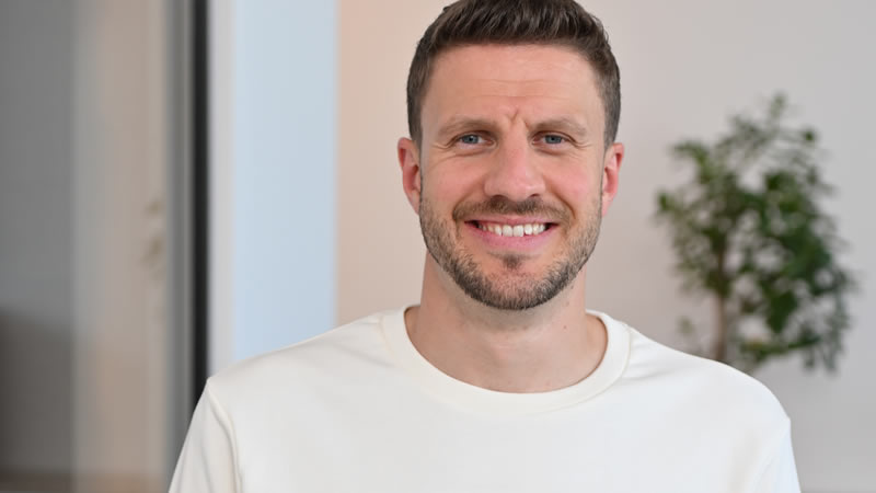 Ansprechpartner steht an einem Fenster